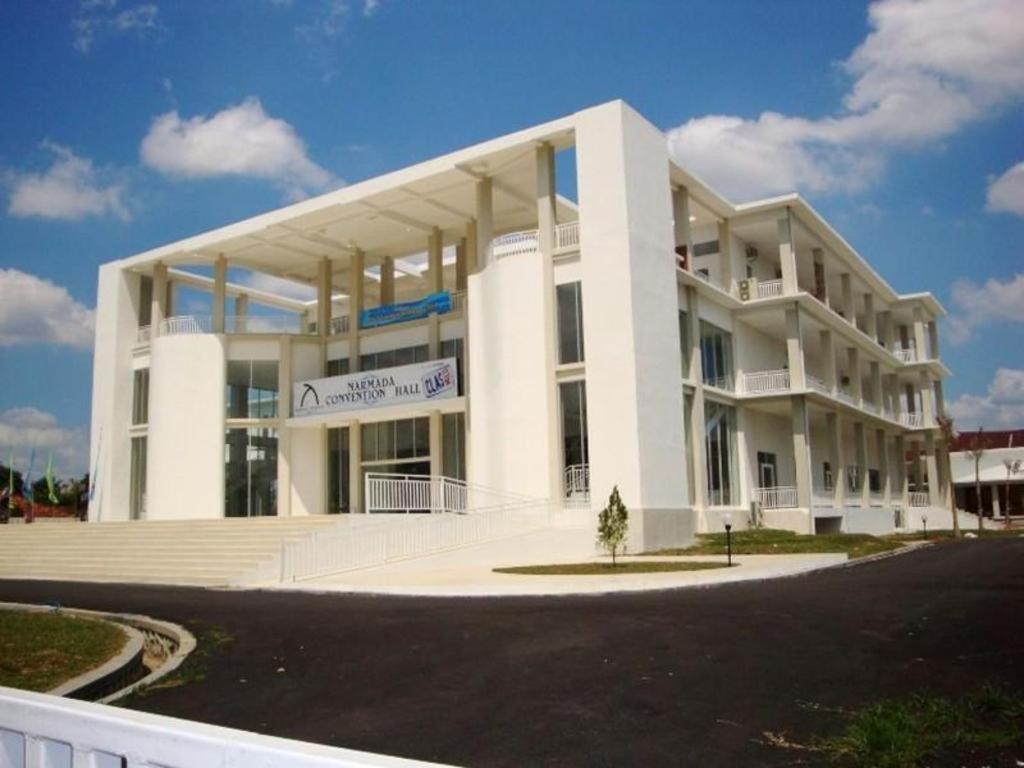 Готель Narmada Convention Hall Матарам Екстер'єр фото