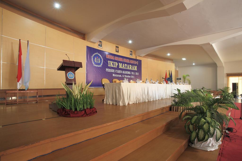 Готель Narmada Convention Hall Матарам Екстер'єр фото