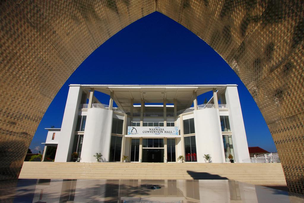Готель Narmada Convention Hall Матарам Екстер'єр фото